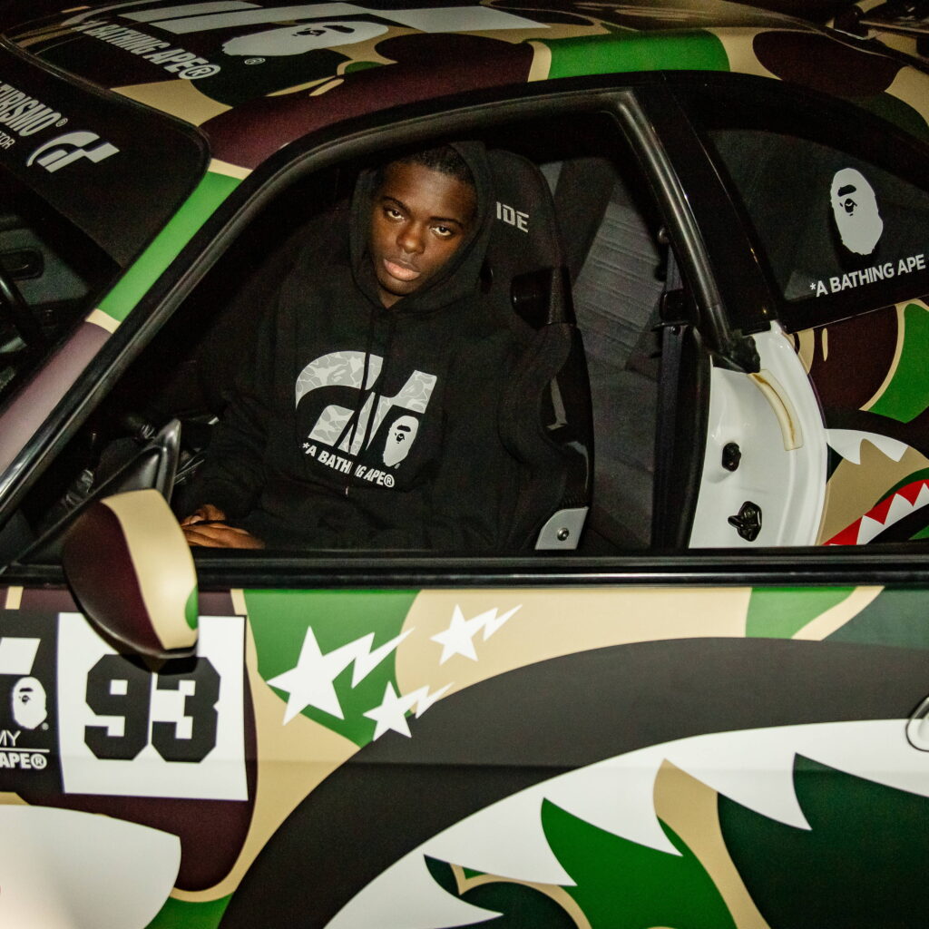 BAPE® X GT PULLOVER HOODIEを着てGTRに乗るイメージ