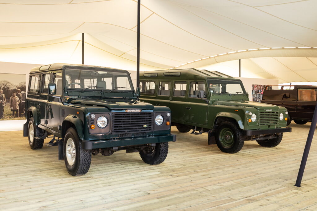 「DEFENDER 110 V8」(写真左)と「DEFENDER 130 ‘JUMBO’」（写真右)