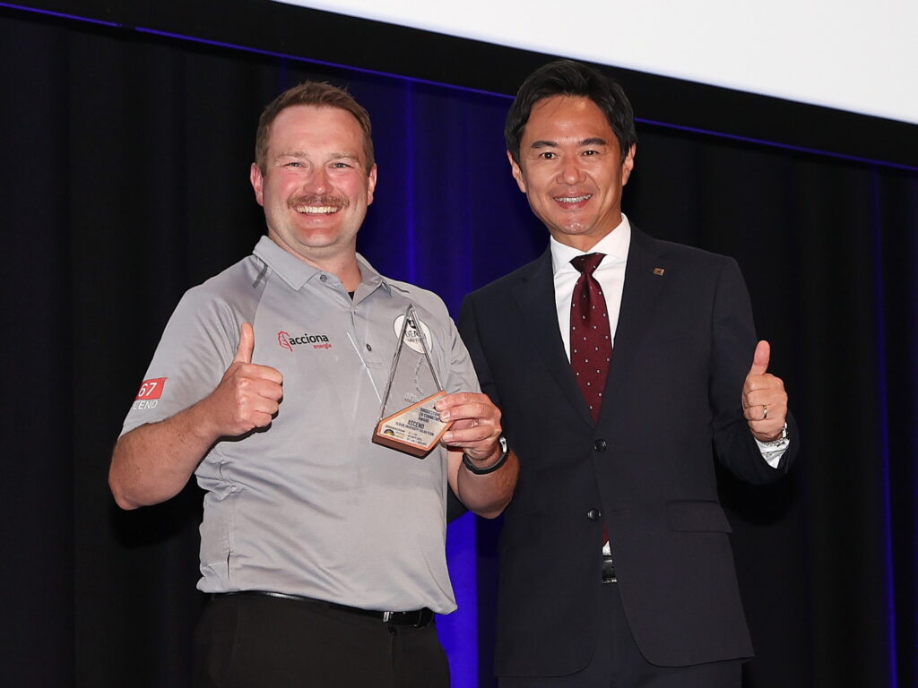 Bridgestone E8 Commitment Award 受賞チーム代表者と BSCAP CEO 森田 泰博氏