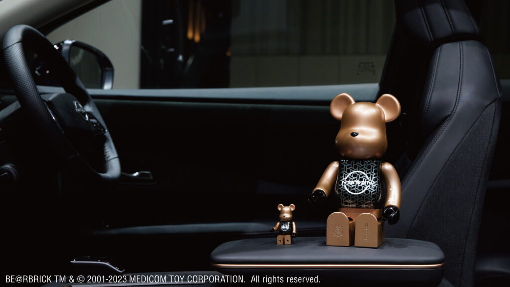 車の車内に置かれたNISSAN 90周年記念 BE@RBRICK 100% & 400%