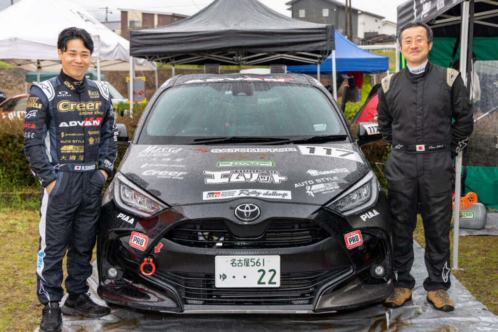 ドライバー清水宏保選手(左)と、コ・ドライバー保井隆宏選手(右)