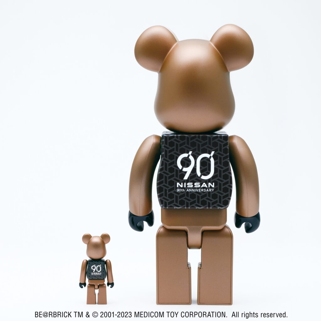 「NISSAN 90th ANNIVERSARY BE@RBRICK 100% & 400%」後ろ