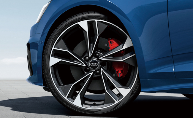 ▲足もとには5ツインスポークポリゴンデザイン アンスラサイトブラックポリッシュト9J×20アルミホイール(Audi Sport)＋265/30R20タイヤを装着