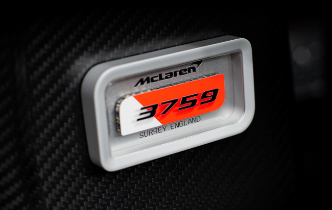 ▲ドアシル前部には“McLaren 3759 SURREY.ENGLAND”と刻むデディケーションプラークを装着