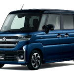 ▲スズキ・スペーシア カスタム・ハイブリッドXSターボ（2WD）　価格：CVT207万3500円　全長3395×全幅1475×全高1785mm　ホイールベース2460mm　車重910kg　乗車定員4名　WLTCモード燃費21.9km/リットル　写真のボディカラーはインディゴブルーメタリック2 ブラック2トーンルーフ