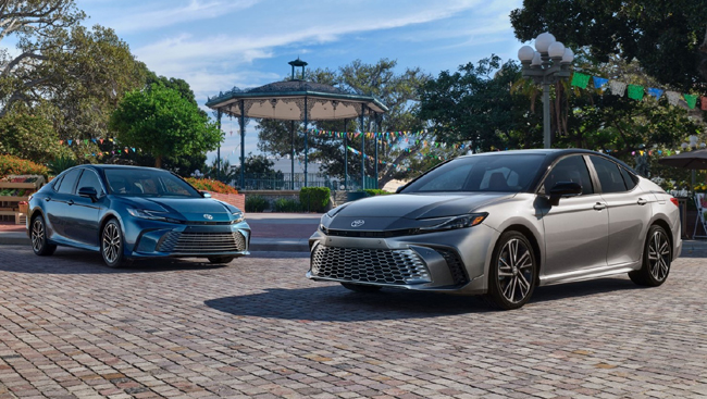▲北米トヨタがハイブリッド専用モデルに刷新した第9世代の新型カムリを発表。グレードはコンフォート系のLEおよびXLE（写真・左）と、スポーティ系のSEおよびXSE（同・右）をラインアップする。発売は2024年春を予定