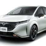 ▲日産ノート オーラG“90th Anniversary”　価格：280万9400円　ベース車はHR12DE型1198cc直列3気筒DOHCエンジン（82ps／10.5kg・m）＋EM47型フロントモーター（85kW／280Nm）＋リチウムイオン電池を搭載するGグレード。写真のボディカラーはピュアホワイトパール（3P）