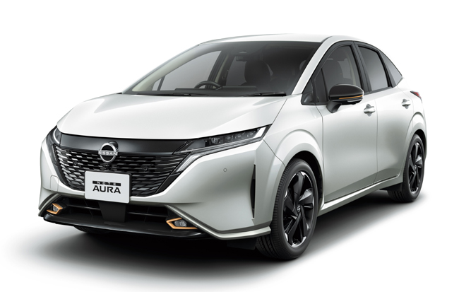 ▲日産ノート オーラG“90th Anniversary”　価格：280万9400円　ベース車はHR12DE型1198cc直列3気筒DOHCエンジン（82ps／10.5kg・m）＋EM47型フロントモーター（85kW／280Nm）＋リチウムイオン電池を搭載するGグレード。写真のボディカラーはピュアホワイトパール（3P）