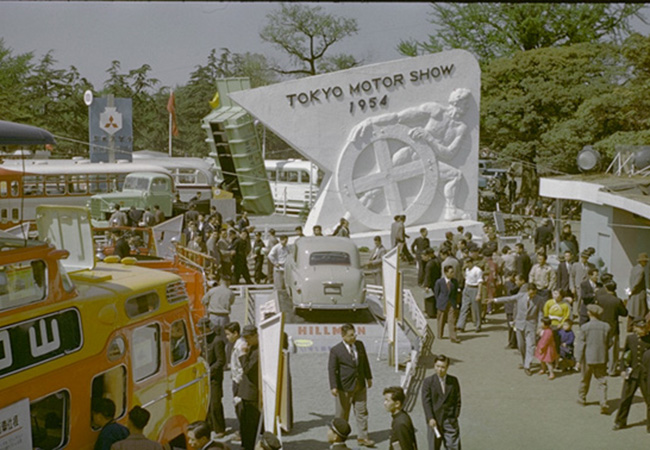 ジャパンモビリティショーの前身となる東京モーターショーは1954年に初開催。当時の正式名称は「全日本自動車ショウ」。東京・日比谷公園内の広場で開催され展示車両は267台。乗用車はわずか17台だった
