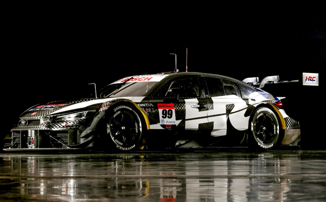 ▲2024年シーズンのSUPER GTシリーズ GT500クラスに参戦予定の「CIVIC TYPE R-GT」コンセプト（2023年開発車両カラー）を披露