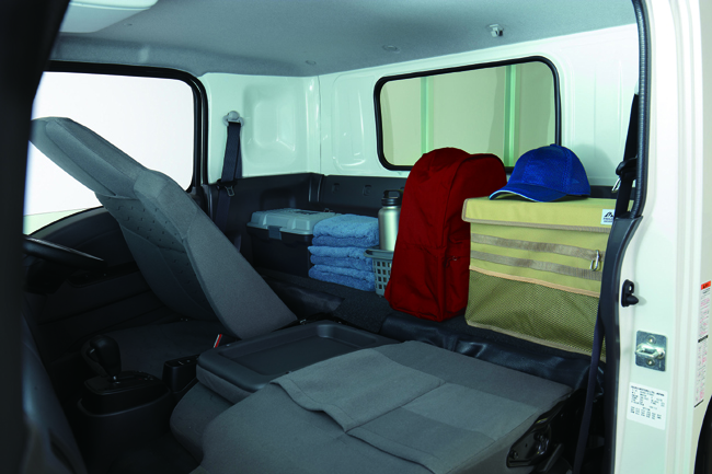 ▲シート後方のスペースはラゲッジスペースにもなり、精密な工具、衣類や食品など、大切な荷物を雨や汚れから守ることが可能