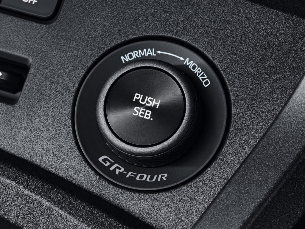 「PUCH SEB.」と刻印された専用制御の4WDモードセレクトスイッチ