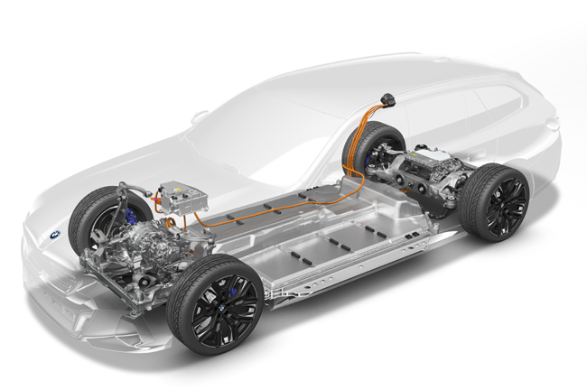 ▲i5ツーリングeDrive40は電気モーター(250kW／400Nm)＋リチウムイオン電池(総電力量83.9kWh)を搭載して後輪を駆動する電動パワートレインを採用。一充電での走行可能距離は欧州モードで483～560kmを実現