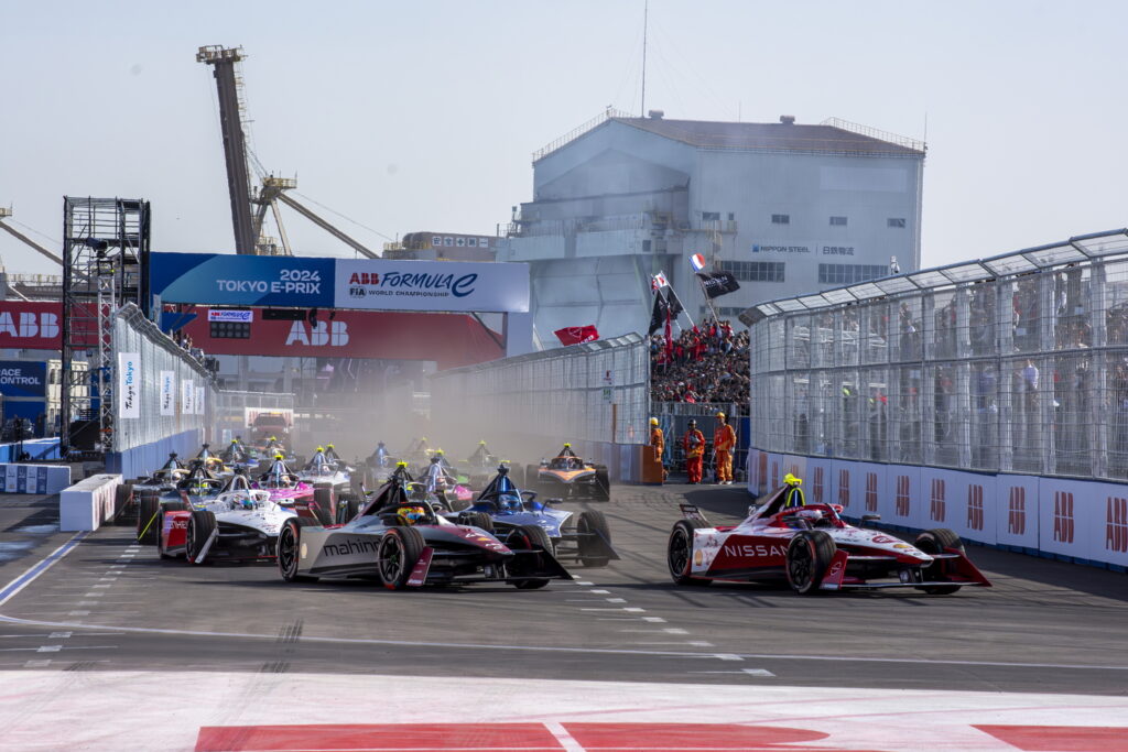 ホールショットを決める22号車オリバー ローランド選手