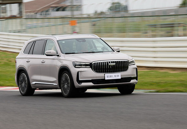 【注目モデル試乗】最新中国ベストセラーHEVを体感。吉利汽車(ジーリー)のSUV&セダン、ちょっと乗り - カー・アンド・ドライバー ...