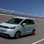 ホンダ・フリードe:HEV AIR・EX（6人乗り）／価格：269万7200円（FF）／292万8200円（4WD）。新型はスムーズで上質な走りを実現。高速クルージングを含め静粛性が際立つ