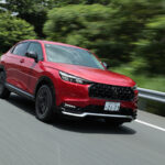 ホンダ・ヴェゼル純正アクセサリー装着車「スポーツスタイル」。走る歓びを一段と高めるパフォーマンスを採用したコーディネート。テールゲートスポイラー（5万5000円）は実用域からの「実効空力」重視で開発。MS-050アルミ（4万6838円・本）は、ホイールを適度にしならせハンドリングを改善