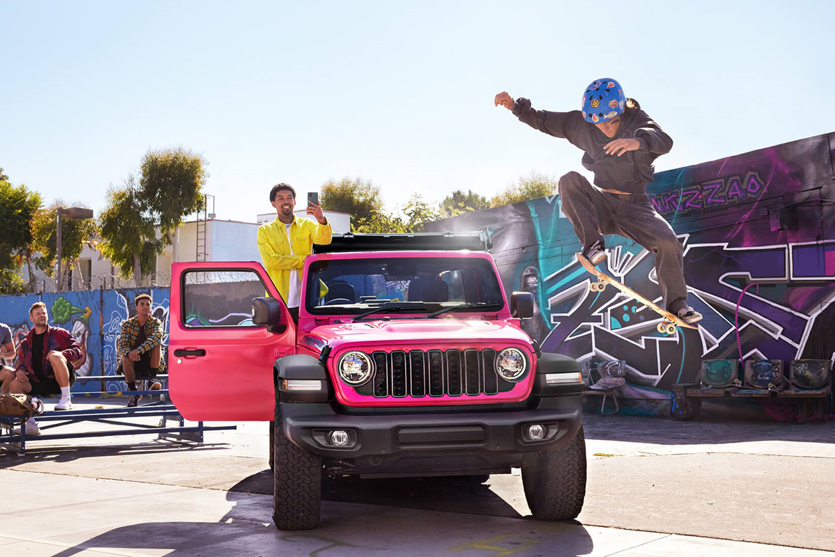 ジープ・ラングラー・アンリミテッドに付け替え可能な開閉式のソフト