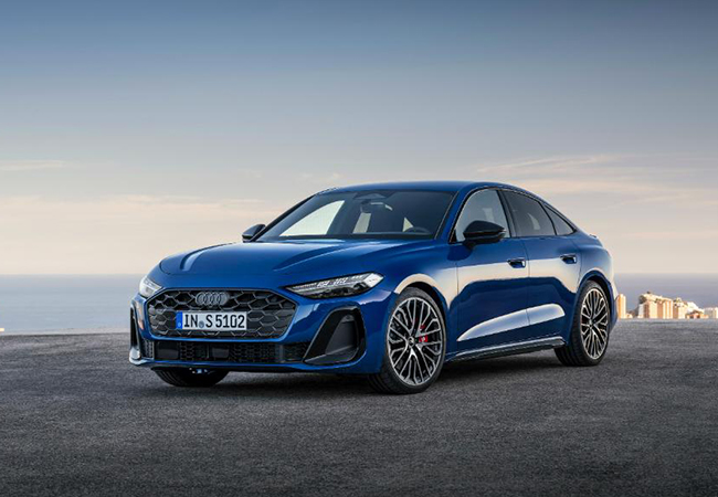 新型A5シリーズのパワートレーンは内燃エンジンとモーターを組み合わせた48Vハイブリッド。2リッター・ガソリン（2.0TFSI／150ps＆204ps）、2リッター・ディーゼル（2.0TDI／204ps）など多彩な仕様を用意し、最高効率を追求。S5は３ℓ/V6TFSI（367ps）のパワフルな心臓が魅力。トランスミッションはDSGを組み合わせる。駆動方式はFFとアウディ自慢のクワトロを用意。写真はセダン