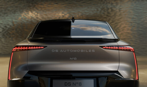 DSオートモビルの新しいフラッグシップEV「DS N°8」が初公開 - カー・アンド・ドライバーonline [CAR and DRIVER]