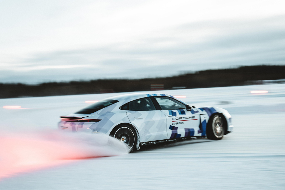 フル電動スポーツカーのポルシェ・タイカンが氷上ドリフト最長走行の