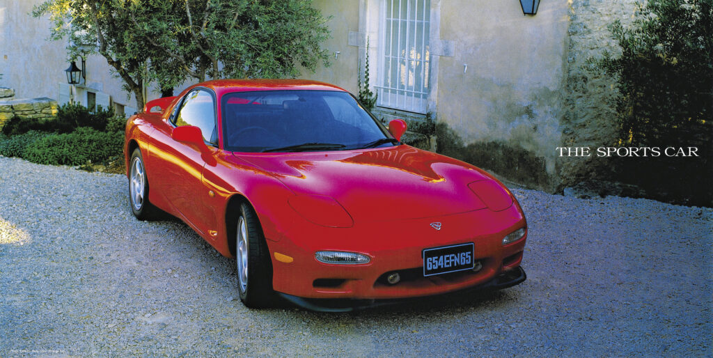 マツダ・アンフィニRX-7（FD3S型）。3代目RX-7は、マツダ787Bがル・マン24時間レースを制した1991年に登場。当初は当時の販売ブランドの「アンフィニRX-7」、1997年からは「マツダRX-7」を名乗った。開発コンセプトは「THE SPORTS CAR」。低重心化と徹底した軽量設計、そして何より13B型2ローター・ロータリーターボのポテンシャルアップで、圧倒的なパフォーマンスを実現。速さはまさに圧巻で、見事なフットワークともに、多くのマニアを魅了した