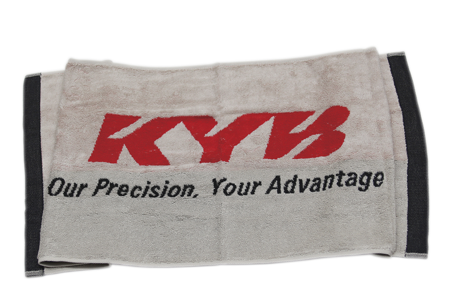 KYB（カヤバ）のオリジナルタオルを1名に。KYBはショックアブソーバーなどの製造で知られる一方で、社員で編成したチームで全日本ラリー選手権の最高峰、JN-1クラスにカヤバGRヤリスで参戦しています。タオルのサイズは縦×横約34×92cm。タオルにある「Our Precision, Your Advantage（私たちの正確性が、お客様の優位性につながります）」はカヤバの企業理念です。