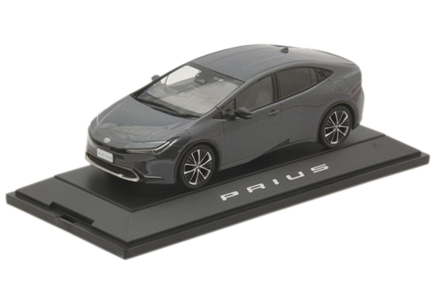 トヨタ・プリウスのミニカーを1名に。2023年1月にデビューした現行モデル（W60型）は、デザインコンシャスでスポーティな走りを追求した意欲作。ハイブリッドの優れた燃費性能をキープしたうえで、運転する喜び、所有する喜びを提供する愛にあふれたモデルになっています。ミニカーはディスプレイ用ケース付きで、ボディカラーはアッシュ。30分の1スケールで、全長は約150mmです。