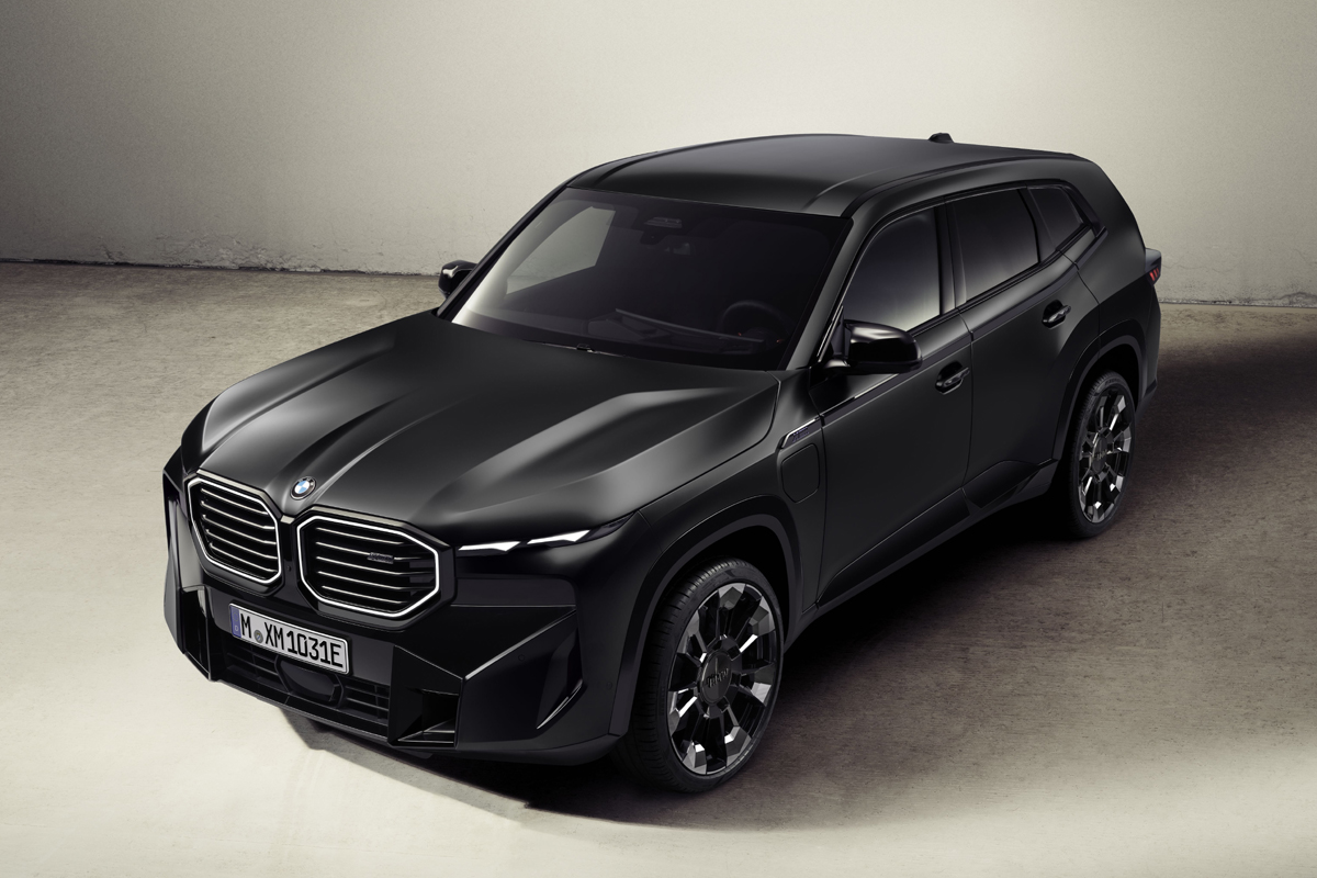 BMWとKITHがタッグを組んで製作した特別仕様車「XM by KITH」が限定1台で日本発売