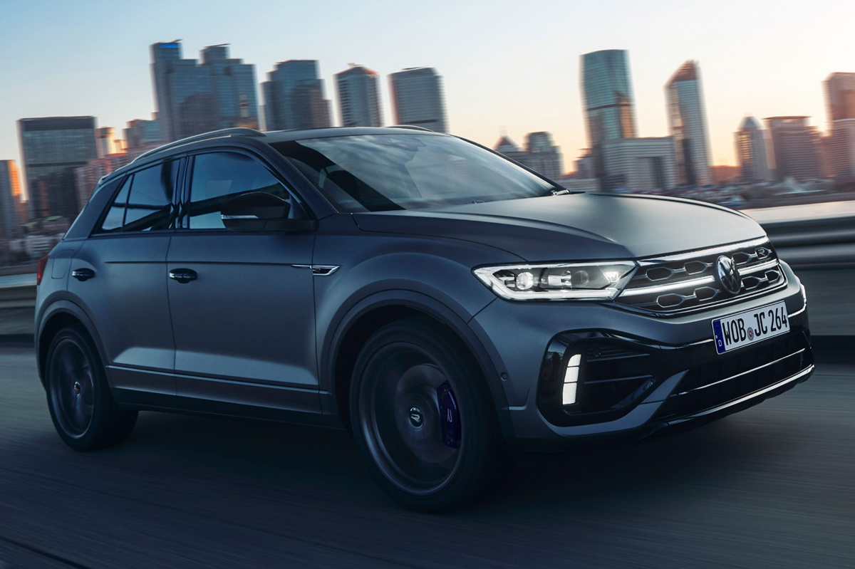 フォルクスワーゲンT-Rocのハイパフォーマンスモデル「T-Roc R」に黒のアクセントを散りばめた特別限定モデル「Black Style Performance」を設定