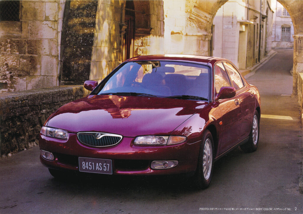 ユーノス500は1992年1月にデビュー。キャッチフレーズは「ラスティングバリュー」。10年たっても色褪せない価値を掲げ、独自のジャンルにチャレンジした。カーデザイン界の巨匠、G・ジウジアーロ氏に「世界で最も美しいサルーン」と評された造形を持ち、そのキャラクターは、輸入車の対抗モデルというイメージだった