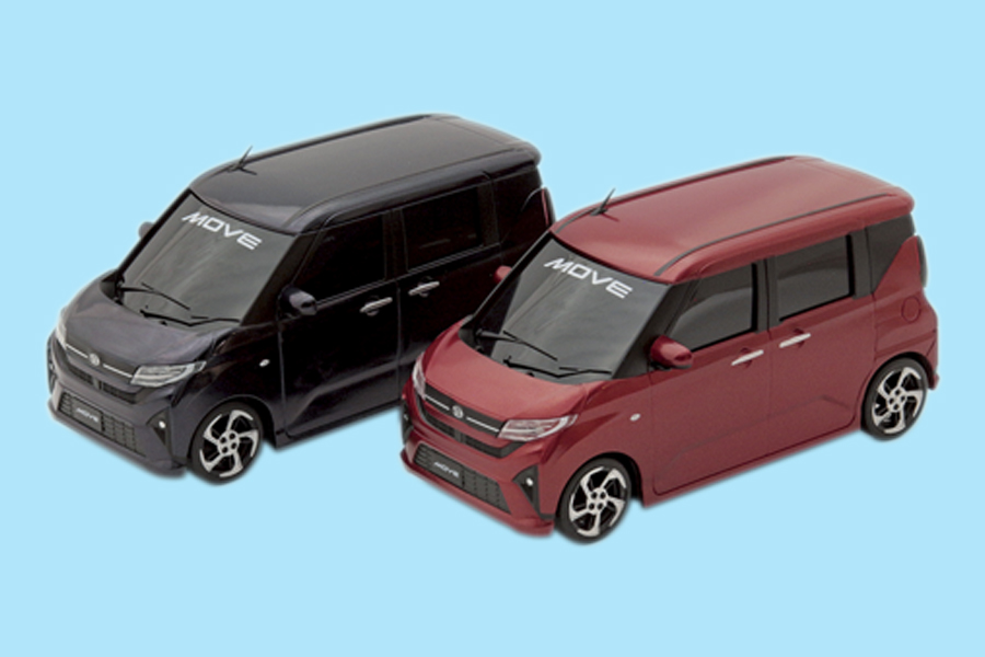 ダイハツ・ムーヴのミニカーを2名に。ムーヴは6月、11年ぶりにフルモデルチェンジを行い第7世代に切り替わりました。話題のひとつは、デビュー時から継承していたヒンジ式リアドアからスライドドアに変更した点。利便性を高めるためにユーザーの声を反映した成果です。ミニカーはプルバック機構付き。サイズは全長約115㎜。ブラックとレッド、希望色を明記して応募してください