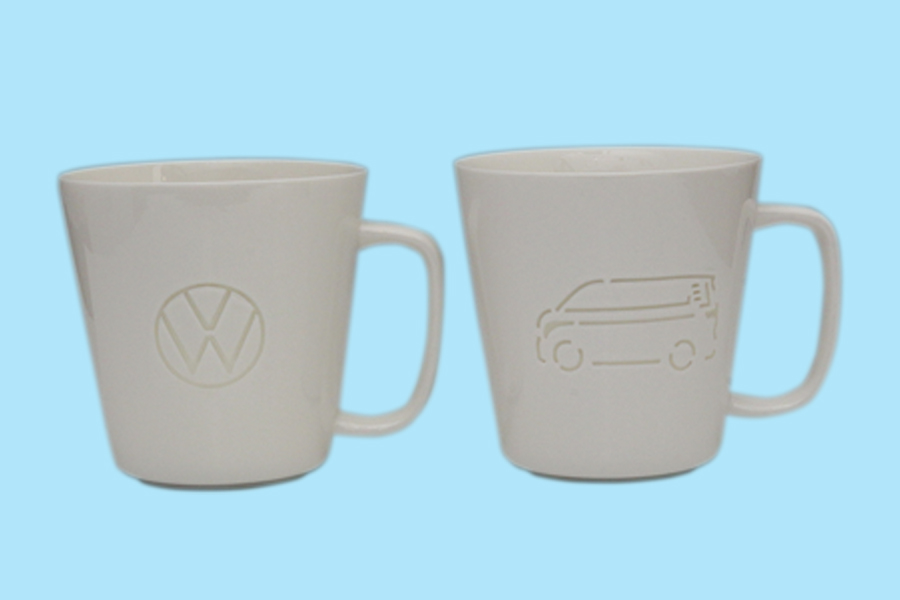 フォルクスワーゲン（VW）は6月20日、ID.Buzz（バズ）を発表しました。Buzzは、往年のVWタイプ2のデザインイメージをモダンに解釈している点が話題のBEVです。3列シートのミニバンタイプのBEVは選択肢がなかっただけに、日本でも大きな話題になっています。プレゼントのマグカップはVWのマークとBUZZのスタイリングを透かしでデザインしています。サイズは直径約90㎜、高さ約90㎜。1名に