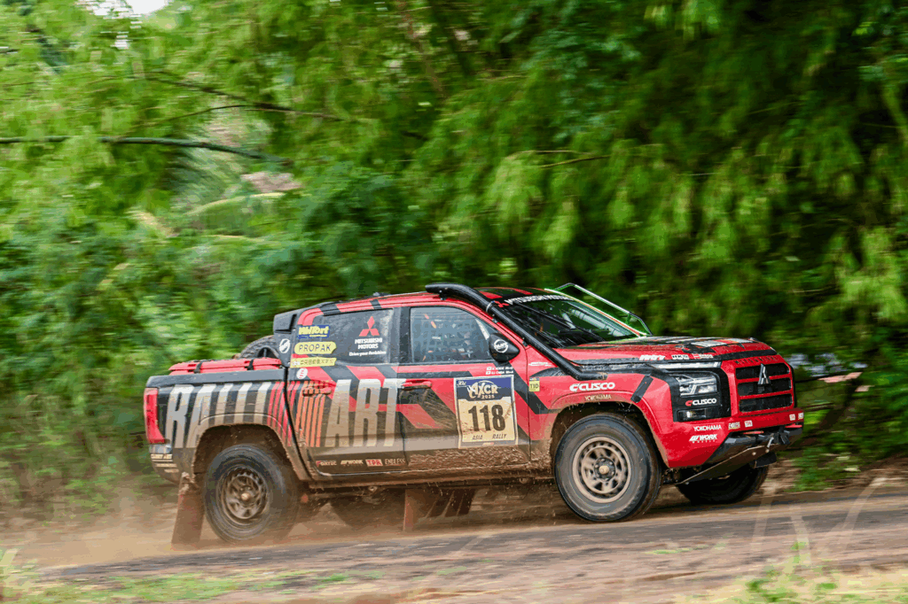 118号車を駆るドライバー：小出一登選手／コドライバー：千葉栄二選手組。三菱自動車のテストドライバーとして、これまでに『パジェロ』や『ランサーエボリューション』等、数々の新型車の試験を担当。現在ではテストドライバーの運転教育インストラクターや国内外イベント等でデモンストレーションドライバーを務める