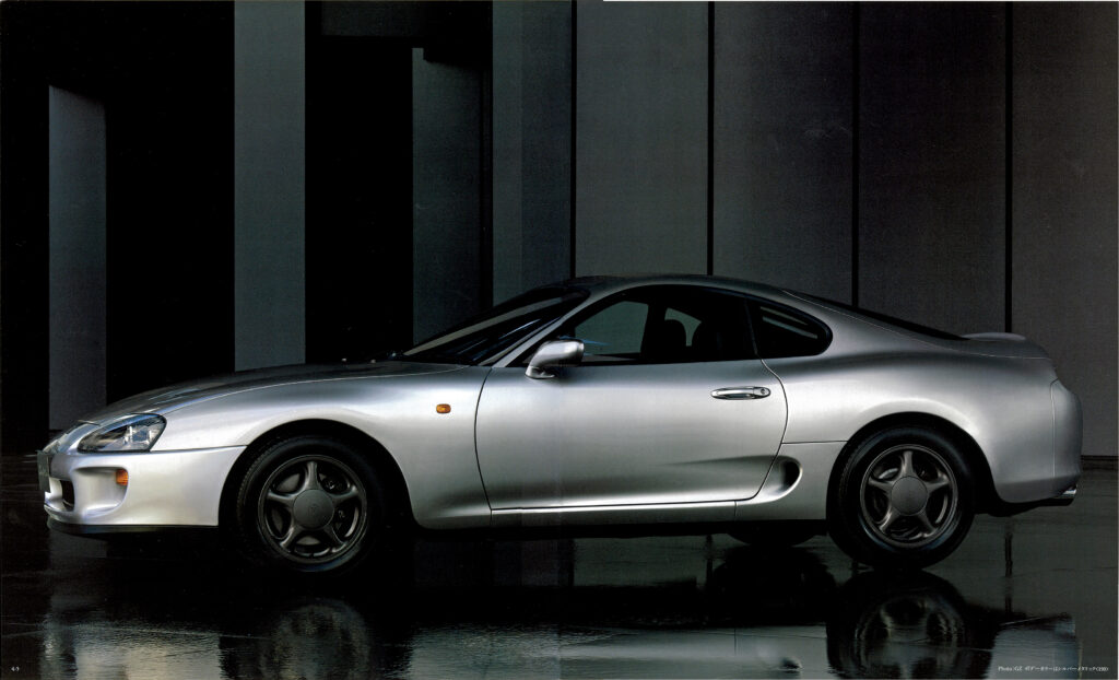 4代目となるトヨタ・スープラ（国内は2代目）は1993年5月にデビュー。THE SPORTS OF TOYOTAを標榜し「スポーツカーの未来を提示する」と宣言。カタログでは世界屈指の運動性能を、トヨタの名にふさわしい高度な安全性、快適性、環境性能のもとで実現したと語りかけた