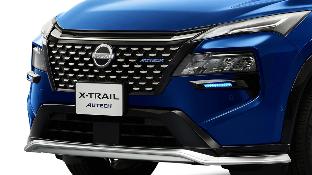 ▲ベース車の外装デザイン変更に即してエクストレイルAUTECH専用デザインも一部変更。フロント部にはメタル調フィニッシュグリル＆プロテクターやシグネチャーLEDを配備