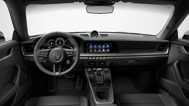 ▲インテリアもターボナイトで仕立て、ドアパネル、ステアリングホイール、ダッシュボード、センターコンソール周り、デコレーティブステッチ、スポーツクロノストップウォッチ、メーターパネルなどに採用。写真は911ターボSのレザーインテリア(ブラック)で、ハンドル位置は右と左の選択が可能