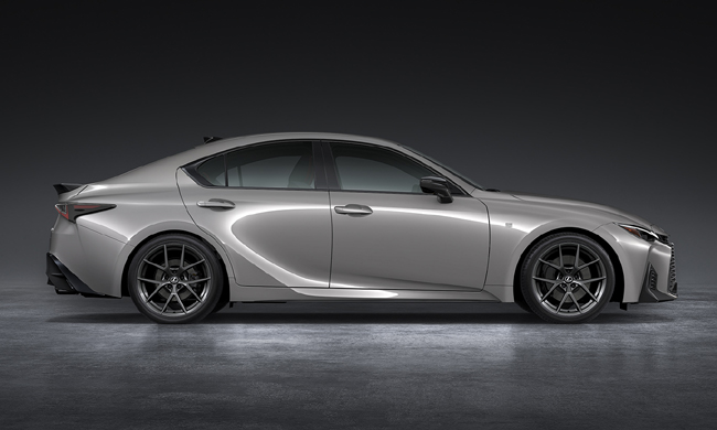 ▲ボディカラーとしてスポーティに駆け抜けるような走りの世界観を表現した新色のニュートリノグレーを追加。ボディサイズは従来比で10mm長く、それ以外は同寸の全長4720×全幅1840×全高1435(2WD)~1440(AWD)mm、ホイールベース2800mmに設定