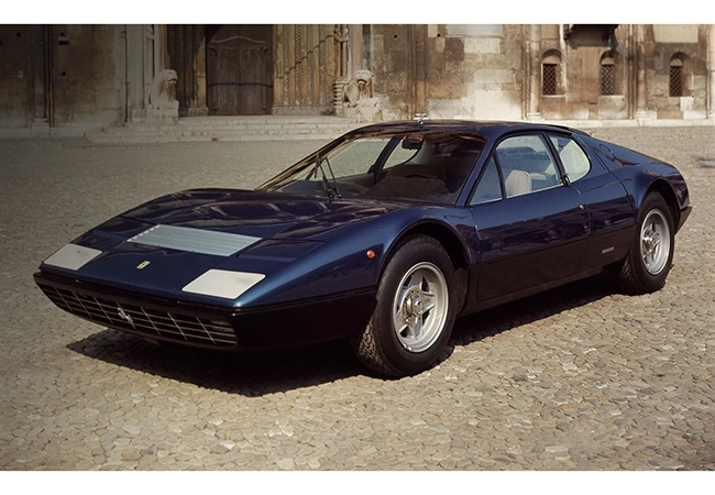 1971年発表の365GT/4 BBはフェラーリ初のV12搭載MRモデル。4.4リッターの水平対向12気筒(380hp)を搭載。最高速度はカウンタックを2㎞/h上回る302㎞/h。356GT/4 BBは1976年に512BBに発展