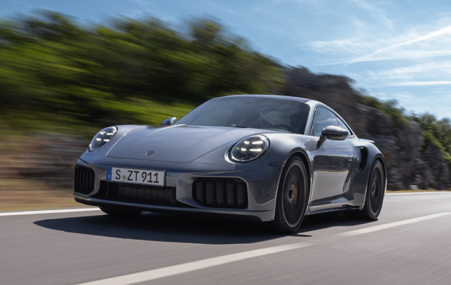 ▲パワートレインは2基の電動ターボチャージャー(eターボ)を組み込む3591cc水平対向6気筒DOHCエンジンエンジン(最高出力640ps/最大トルク760Nm)に、専用セッティングの8速デュアルクラッチトランスミッション(PDK)、トランスミッション内に組み込んだ永久磁石同期モーター(最高出力52kW)、400Vの電圧で作動する総電力量1.9kWhのリチウムイオンバッテリーで“ツインターボT-ハイブリッドドライブ”システムを構成。システム最高出力は523kW(711ps)、最大トルクは800Nmを発生