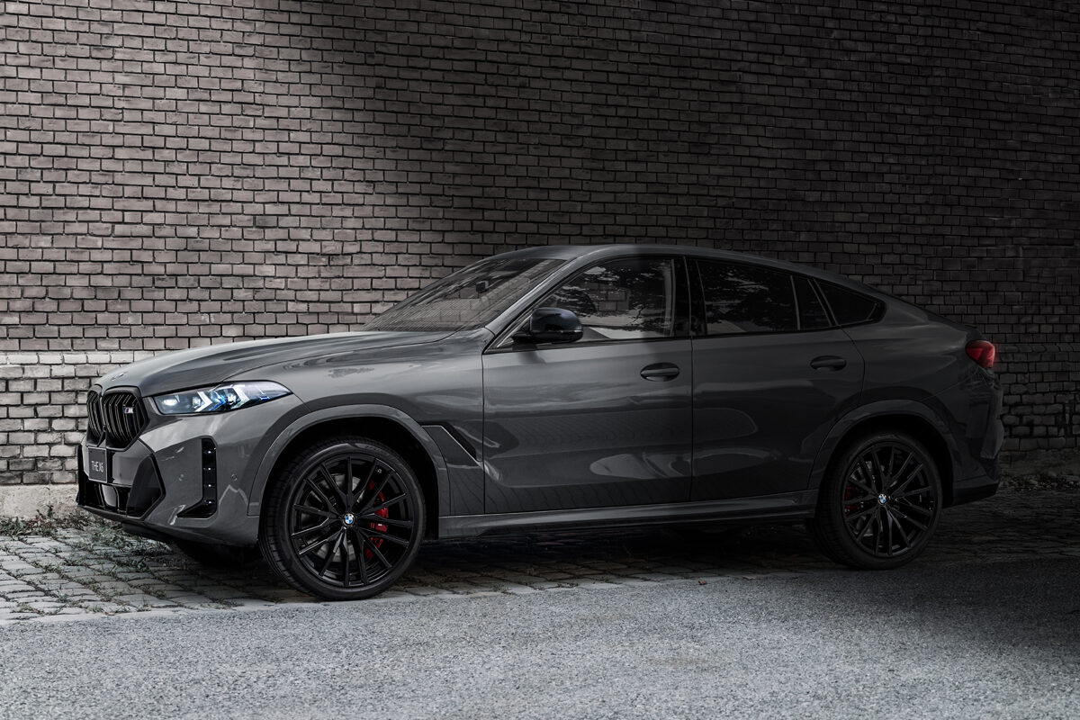 ブラックをテーマに据えて内外装を演出したBMW X6の特別限定モデルが日本発売