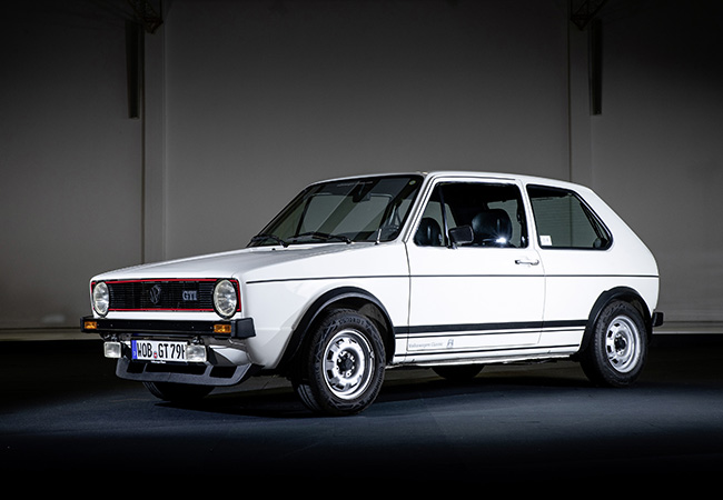 VWゴルフは偉大なVWビートルの後継車として1974年に登場。FF 2BOXスタイルを「世界の定番」にした。デザインの面でもシャープなフォルムで時代をリード。サイド見切りのテールゲートはゴルフが世界初