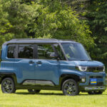 新型デリカミニは日産ルークスとBROS車の関係になる三菱オリジナルモデル。フロントウィンドウ位置を従来より10cm前方に移動、キャビンのキュービック化で逞しさが高まった。新型は大きく見える。ボディカラーは新色のデニムブルー（写真）など、２トーン6種、モノトーン9種の全15タイプを設定。4WDの最低地上高は160mm
