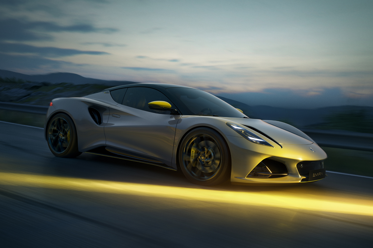 伝統のネーミング“SE”の名を冠したロータス・エミーラV6が日本デビュー。新オプションの「レーシングライン」も設定