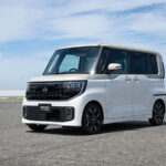 日産ルークス・ハイウェイスター。新型は全17タイプのボディカラーを設定。2トーン塗装はルーフ塗り分けタイプと、ボンネットとボディサイドも塗り分けるタイプを用意する。プラットフォームは従来の改良版