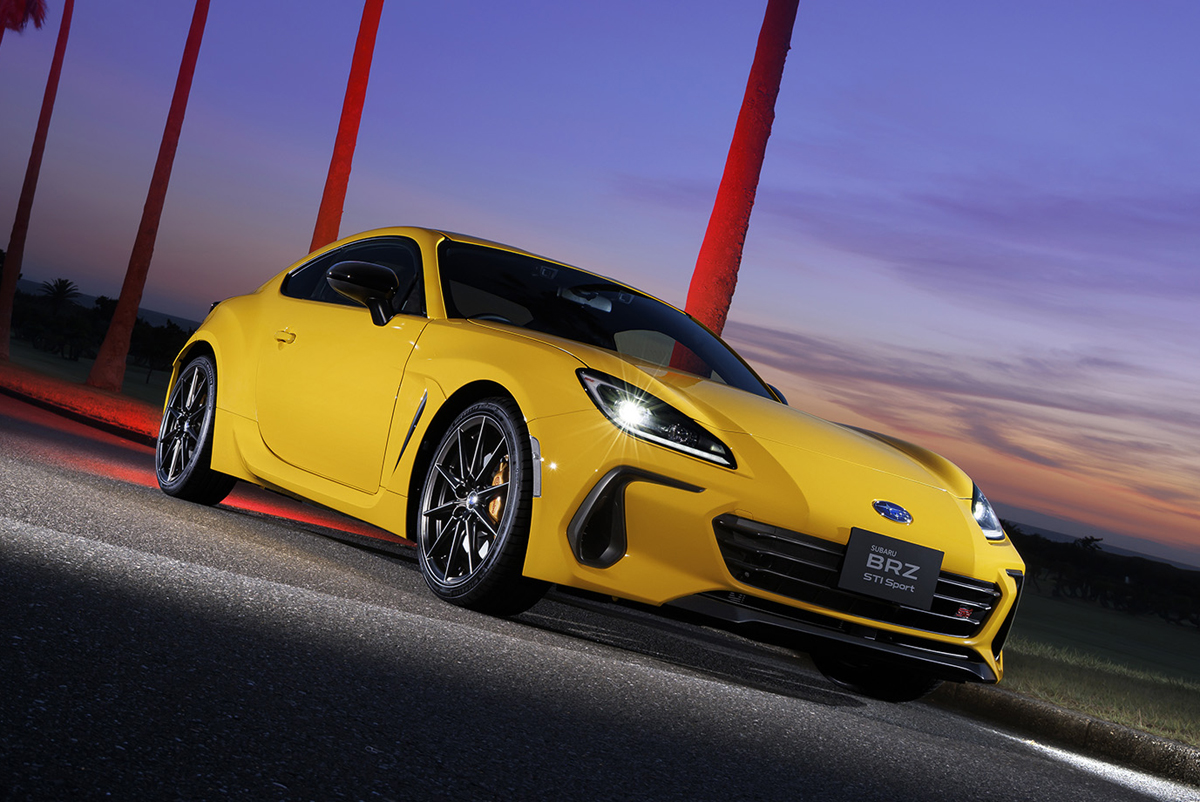 鮮やかなイエローのボディカラーで圧倒的な存在感を放つSUBARU BRZの