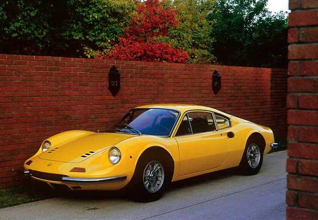ディーノ246GT。1969年に登場した2.4リッターユニットを積む246は美しいスタイリングはそのままに前身の206比でホイールベースを60mm、全長は110mm拡大。ボディパネルをアルミからスチールに変更して生産性に配慮していた