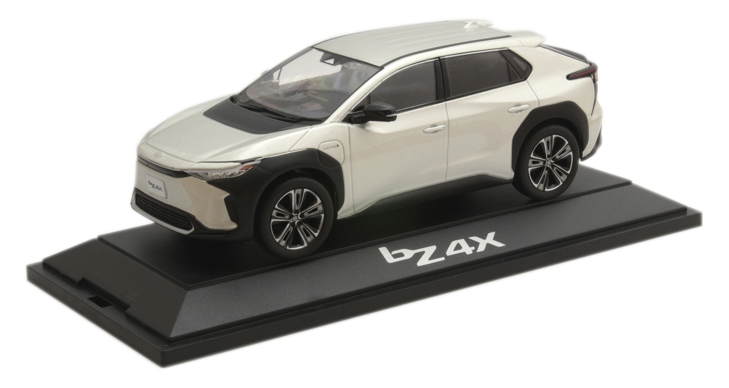 Beyond Zero（CO2排出量ゼロを超えて）の願いをこめた車名を持つトヨタのBEV、bZ4Xは2022年に発売され、欧州で今年3月にマイナーチェンジモデルを発表。日本でのニューモデル発売は2025年度中に予定されています。プレコンディショニングシステムの採用で充電時間の短縮を図るなど話題は尽きません。旧型のミニカー（全長約150㎜、ボディカラーはプレシャスシルバー）を1名に。