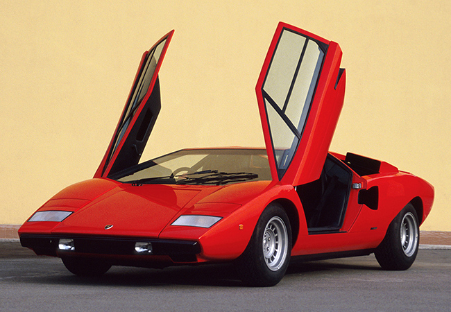 ランボルギーニ・カウンタックLP400。カウンタックは全体が一直線に連なる「ワンモーションフォルム」が印象的。写真は1974年に公開された市販版LP400。スタイリングはM・ガンディーニ作品。彼はランチア・ストラトスでも知られる