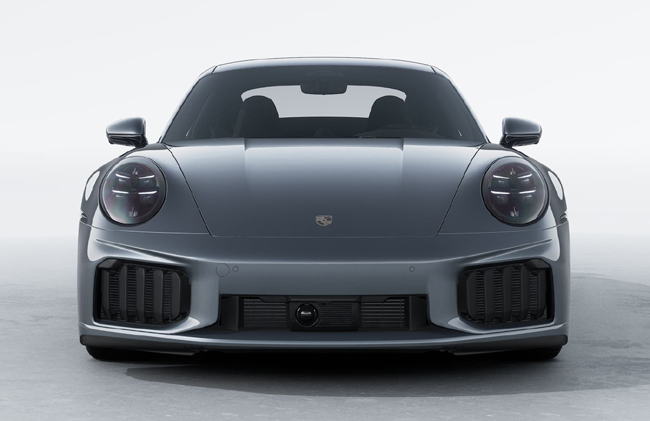 ▲ターボモデルならではのメタリックグレーの“ターボナイト(Turbonite)”を随所に採用。フロントセクションでは新造形のバンパーやフロントエプロンなどを装着するとともに、4灯のグラフィックを備えたHDマトリックスLEDヘッドライトを標準で装備する